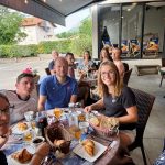 Membres du club de Valserhône partageant un repas convivial pendant le tournoi de badminton à Gap.