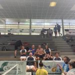 Membres du club de Valserhône s’encourageant mutuellement entre deux matchs au tournoi Volant des Alpes.